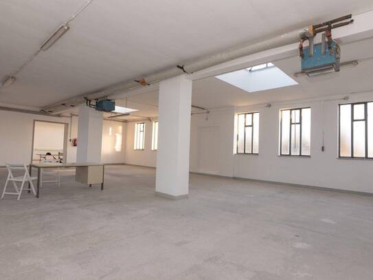 Tolle Gewerbe - Halle mit Büro + Teeküche + zwei PKW-Abstellplätze in Bad Vöslau