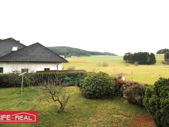 Großzügiges Zweifamilienhaus in ruhiger Lage mit Blick ins Grüne