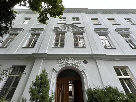 Sanierungsbedürftige Altbauwohnung mit Gartenblick