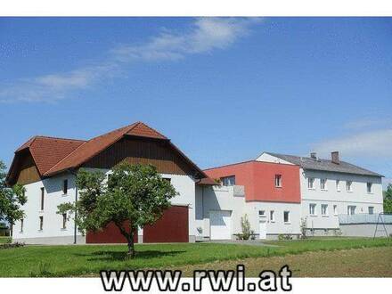Niedrigenergiehaus mit Nebengebäude am Stadtrand im Grünen