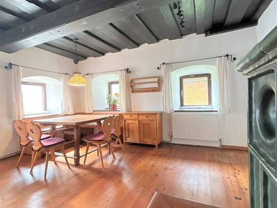 TRADITONELLES WOHNHAUS IM ALPENSTIL