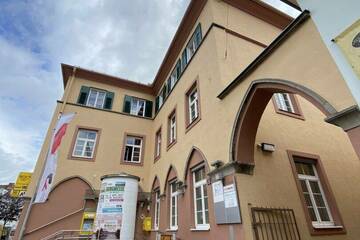 Großes, helles Büro im Postgebäude am Hauptplatz in Bruck an der Mur zu vermieten!