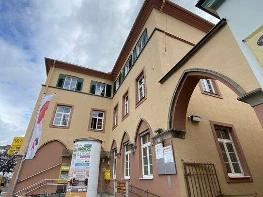 Großes, helles Büro im Postgebäude am Hauptplatz in Bruck an der Mur zu vermieten!