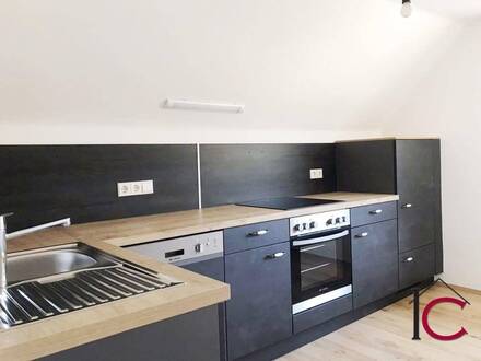 Vermietete, renovierte, modern ausgestattete Dachgeschosswohnung in kleiner Wohnanlage