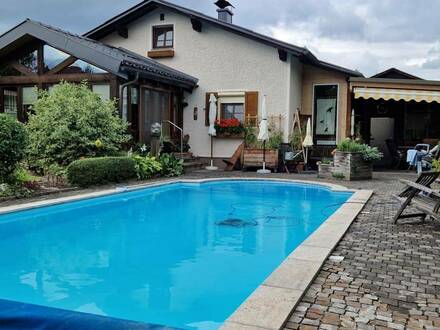 Entzückender Bungalow mit Pool und Traumgarten