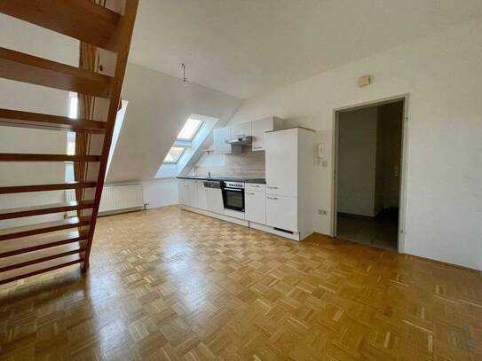 Exklusive 3-Zimmer-Dachgeschoss-Maisonette mit Schlossbergblick – Provisionsfrei & top Lage!