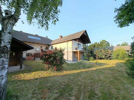 Weiler-Lage! Ein-/Mehrfamilienhaus mit 2 Garagen und Werkstätte - Wolfern / inmitten ebener Grünlandschaft