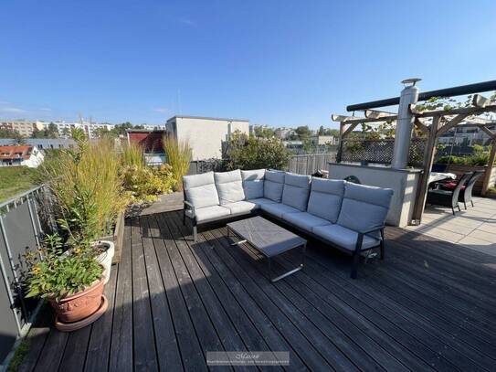 OBERLAA - DACHGESCHOSSWOHNUNG MIT TRAUMTERRASSE - MIETGARAGE - U-BAHN-NÄHE