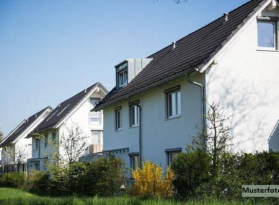 Doppelwohnhaus mit Pkw-Stellplätzen