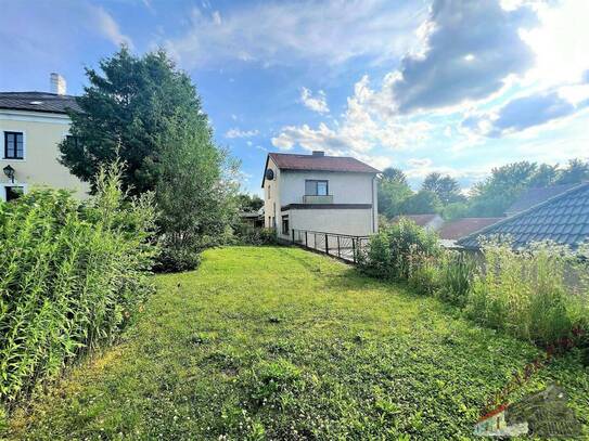 AKTION! AKTION! Sanierungsbedürftiger Familientraum in bester Lage! 553 m² Grund mit Garten und Garage!