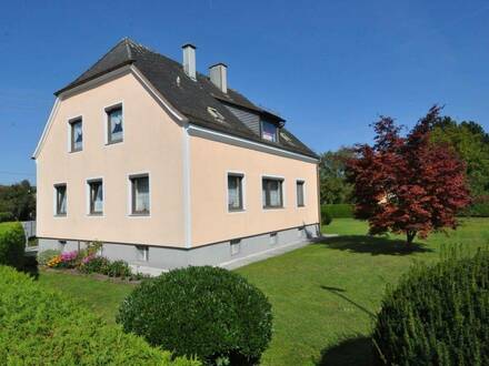 Einfamilienhaus mit Doppelgarage und Veranda, 1224 m² Grundfläche - Gartenjuwel in Neuzeug