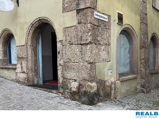 LAGER IM ZENTRUM VON HALL IN TIROL