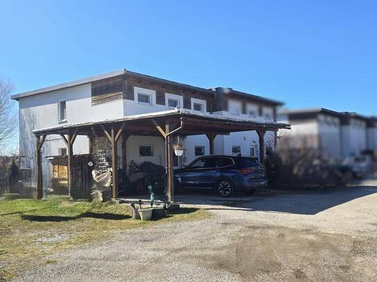 Modernes Reihenhaus in Stadtrandlage mit Garten und Carport