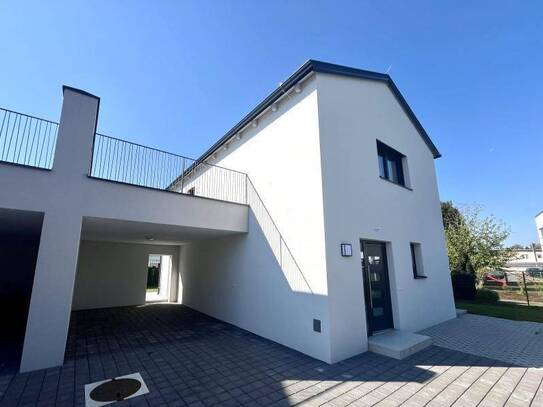 Neubau mit privater Terrasse, Garten und Carport