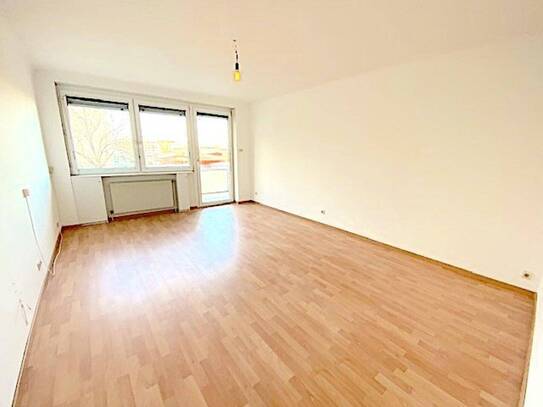 LETZTER PREIS! PROVISIONSFREI VOM EIGENTÜMER! UNSANIERTE 3-ZIMMER WOHNUNG MIT BALKON BEIM COLOSSEUM21!