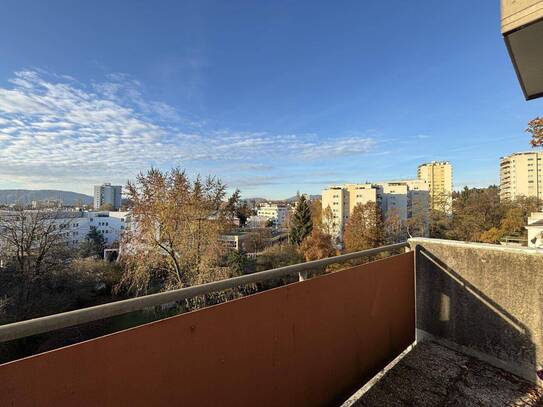 Graz - Terrassenhaussiedlung: Wohnung mit einem traumhaften Blick über Graz, sanierungsbedürftig - 95 m2 Terrasse!!!