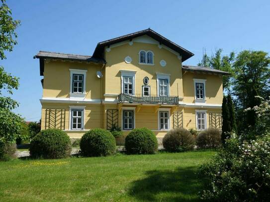 Historische Villa mit Park - auf großem Grund