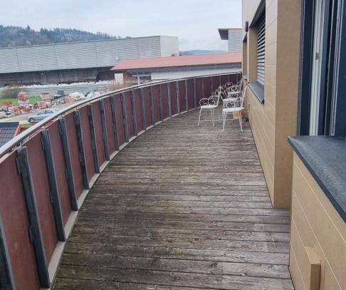 Modernes, klimatisiertes Büro mit Sitzterrasse