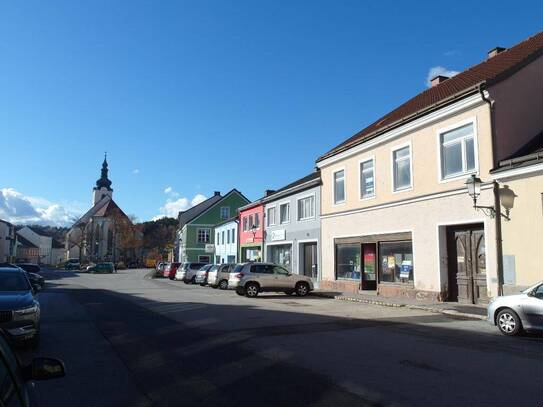 GRÄUMIGES STADTHAUS MIT NEBENGEBÄUDEN UND INNENHOF - LITSCHAU AM HERRENSEE - WALDVIERTEL