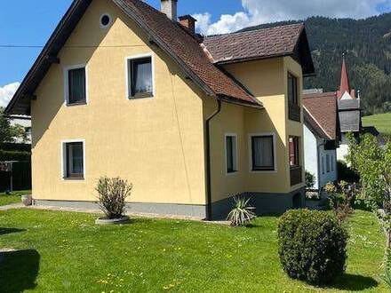 Zweifamilienhaus mit großem Grundstück!