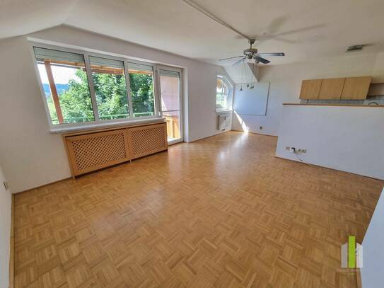 Schöne 4 Zimmer-Dachgeschoß-Wohnung mit Balkon und Garage