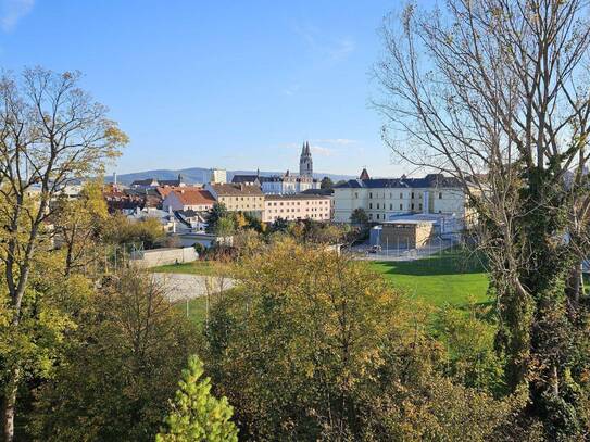 Gepflegte Mietwohnung mit Einbauküche, "Wintergarten-Loggia" und Tiefgaragen-Stellplatz