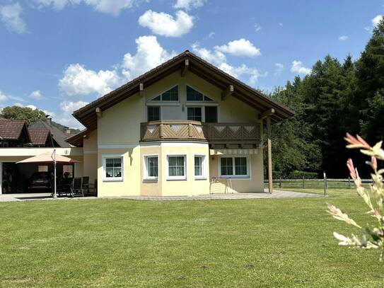 Neuwertiges Wohnhaus in der Künstlerstadt mit riesigem Garten