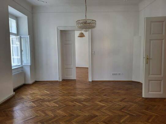 Naschmarktnähe - charmante 2,5 Zimmer-Altbau-Wohnung, neu saniert