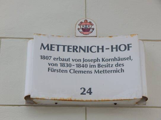 Wohnen im historischen Metternich-Hof mit begrünten Innenhof - Dachgeschoß mit Galerie und Garagenplatz