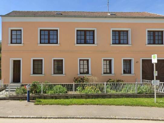 GROSSZÜGIGES LANDHAUS MIT GESCHLOSSENEM INNENHOF, STADEL, WERKSTATT UND NEBENGEBÄUDEN SAMT WEINKELLER IN PARADIESISCHER…