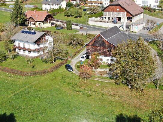 Velden - Köstenberg - Golfplatz: Landhaus mit Baugrund - Stallgebäude und Geräteschuppen mit Wiesen