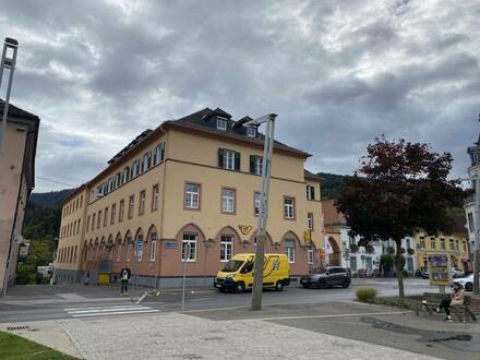 Büro mit toller Aussicht im Postgebäude am Hauptplatz in Bruck zu vermieten!