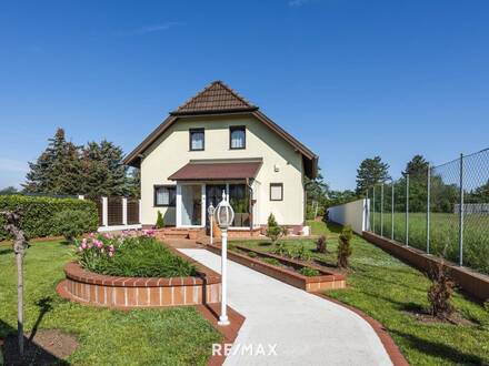 Geschmackvoll gestaltete Liegenschaft mit Swimming Pool und gepflegtem Garten