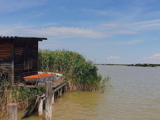 Abbruchreife Seehütte in ruhiger Lage der Ruster Südbucht