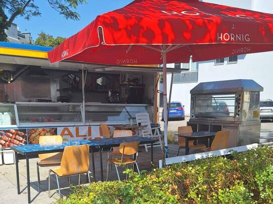 Verkaufsstand (Imbisswagen) nahe Bahnhofplatz im Utoya-Park