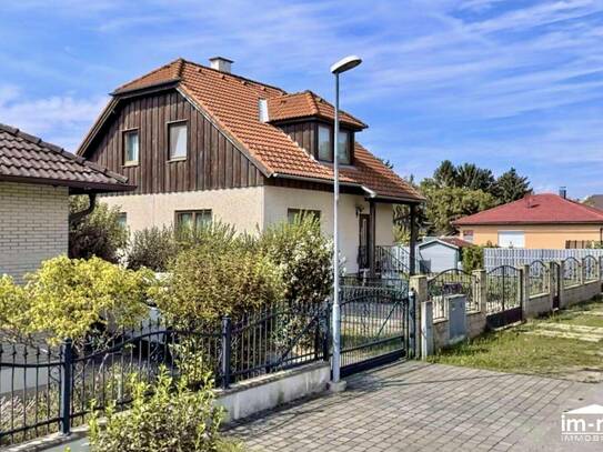 FAMILIENFREUNDLICHES EINFAMILIENHAUS - in perfekter RUHELAGE - EG+OG WNFL 132 m2 + Keller mit Garage 65 m2= NUTZFL. 199…