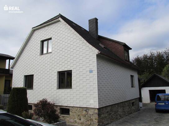 Landhaus mit großzügigen Nebengebäuden und schönem Garten