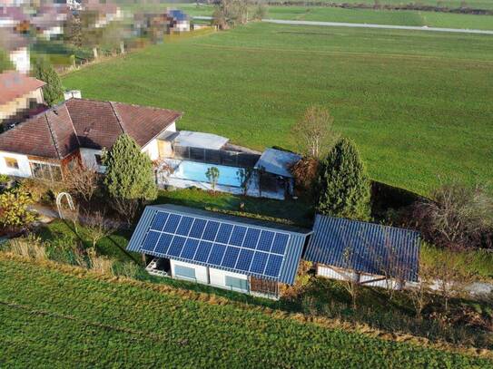 Wohnhaus mit Pool, Einliegerwohnung, Garage, Carport und Nebengebäude