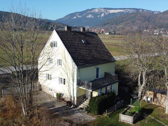 Wohnhaus mit Carport und großem Garten mit Altbaumbestand