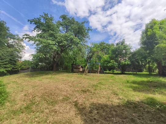 Wunderschönes ca. 2.000 m² großes, sonniges Grundstück mit sanierungsbedürftigem Haus in LKH Nähe