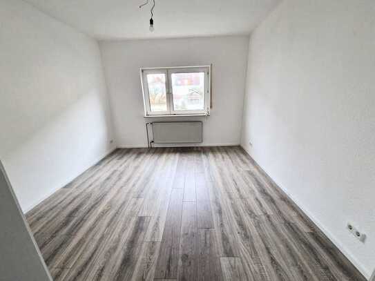 Neu Renovierte 2 Zimmer - Wohnung in zentraler Lage, 100 Meter zur S-Bahn