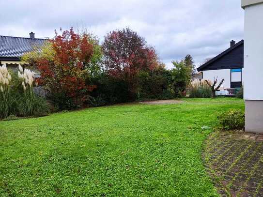 Herrliches Grundstück, Schöner Wohnen in 1-2 FH in Randlage, 3 Stellplätze, 1 Garage