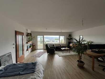 Helle Etagenwohnung mit großer Terrasse und malerischer Aussicht über das Neckartal