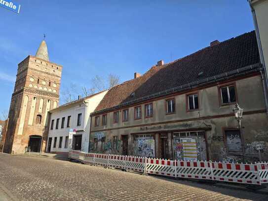 Sanierungsbedürftiges Stadthaus am alten Stadtturm (Denkmalschutz)