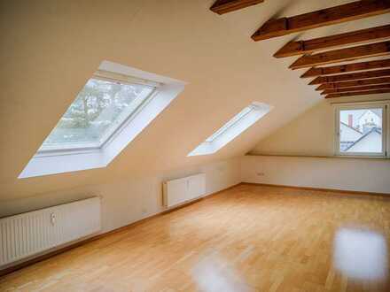 Geräumige, vollständig renovierte 2-Zimmer-Dachgeschosswohnung in Fürth