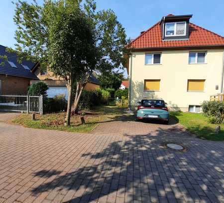 Geschmackvolle helle 3-Zimmer-Souterrain-Wohnung mit geh. Innenausstattung mit Balkon und EBK