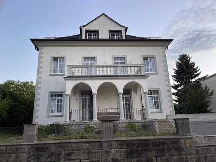 Exklusive Villa mit 3 Wohnungen und Doppelgaragen