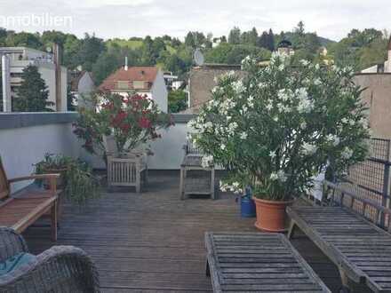 *** Großzügige Maisonette-Wohnung mit großer Dachterrasse in einem sanierten Mehrfamilienhaus in TOP