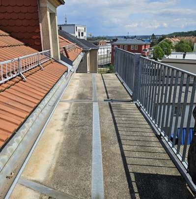 Individuelle und moderne Familienwohnung mit großem Balkon unterm Dach!