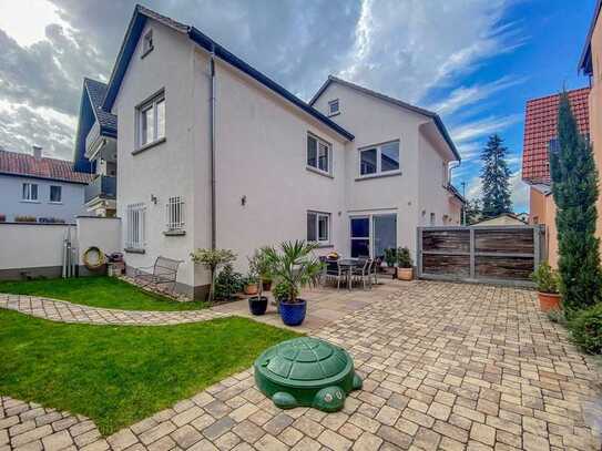 Einfamilienhaus in zentraler Lage mit idyllischem Hof bietet großzügiges Wohnen auf zwei Etagen!